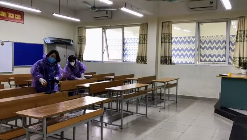 Cán bộ, giáo viên tiến hành dọn dẹp vệ sinh, khử trùng toàn trường