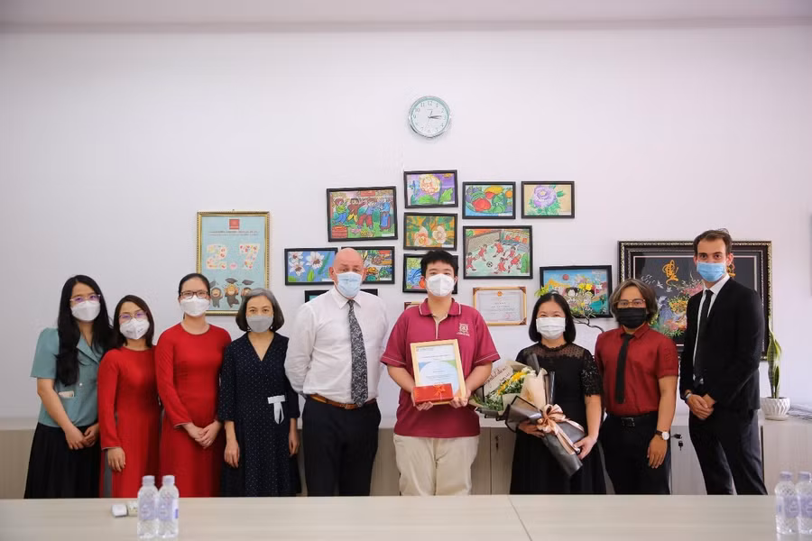 Trương Quang Phước (giữa) với thành tích cao nhất Quốc gia – “Top In Country” cho môn Toán, kỳ thi IGCSE