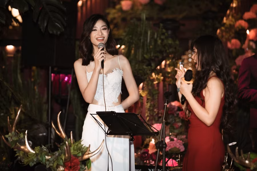 Á hậu Kiều Loan đảm nhận vai trò MC của buổi tiệc tối. Cô khoe trình độ nói tiếng Anh lưu loát.