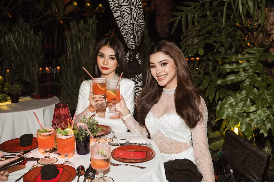 Các người đẹp rất hào hứng và thích thú khi được thưởng thức ẩm thực Việt Nam.