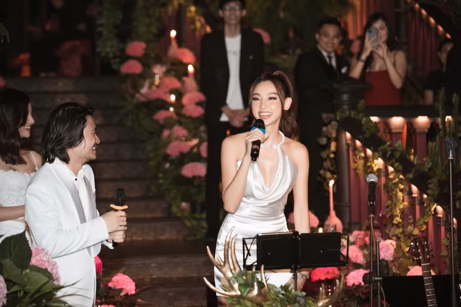 Diện bộ cánh màu trắng ánh bạc, Hoa hậu Thùy Tiên xuất hiện lộng lẫy, cùng những đường nét cắt xẻ quyến rũ, tất cả làm bật lên vóc dáng “đỉnh của chóp” của nàng. hậu.