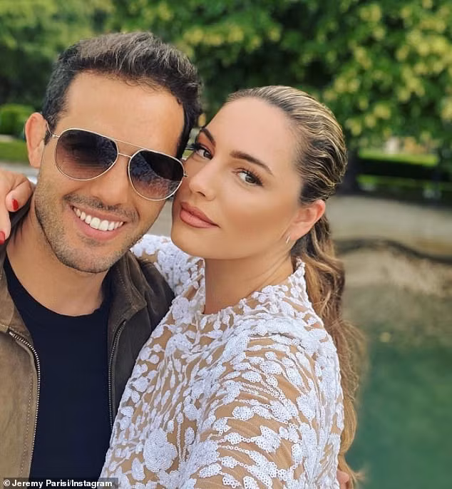 Kelly Brook sẽ kết hôn với bạn trai Jeremy Parisi vào tháng 7 tới.