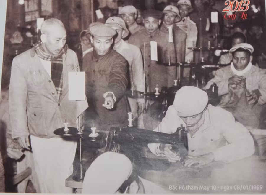 Hình ảnh những lần Bác Hồ đến thăm Xưởng May X10 (ảnh tư liệu do nhân vật cung cấp)