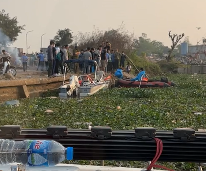 Lực lượng cứu hộ cứu nạn đưa thi thể nạn nhân lên bờ. Lực lượng cứu hộ cứu nạn đưa thi thể nạn nhân lên bờ.