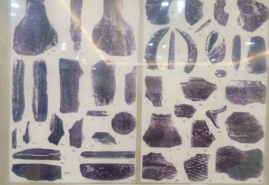 Hình ảnh hiện vật tại di chỉ Mái đá Bản Mòn được trưng bày tại phòng trưng bày Sơn La thời kỳ Tiền – Sơ sử, Bảo tàng tỉnh Sơn La.