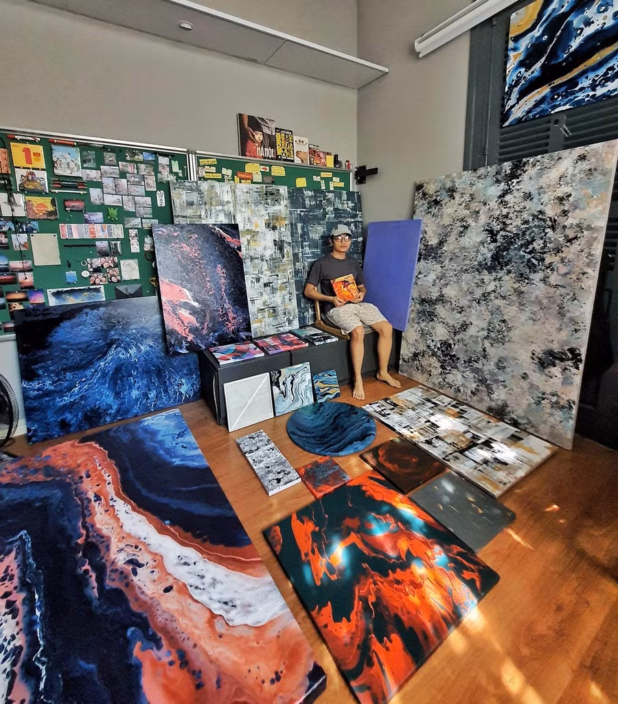 Triển lãm “Em có 21 nghìn và 1 chai nhựa” bao gồm hơn 15 tác phẩm đặc sắc.