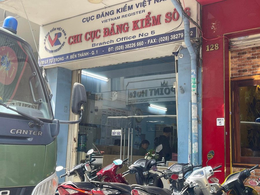 Công an TPHCM khám xét tại Chi Cục đăng kiểm số 6 thuộc Cục Đăng kiểm Việt Nam.
