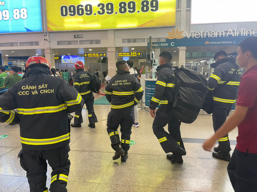 5 cán bộ chiến sĩ di chuyển vào bên trong sân bay. 5 cán bộ chiến sĩ di chuyển vào bên trong sân bay.