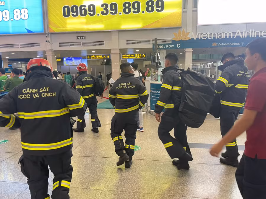 5 cán bộ chiến sĩ di chuyển vào bên trong sân bay.