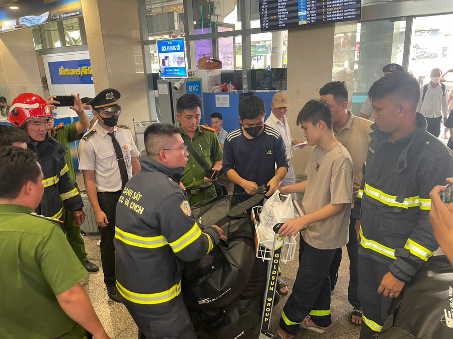 5 cán bộ chiến sĩ tại sân bay Tân Sơn Nhất. 5 cán bộ chiến sĩ tại sân bay Tân Sơn Nhất.