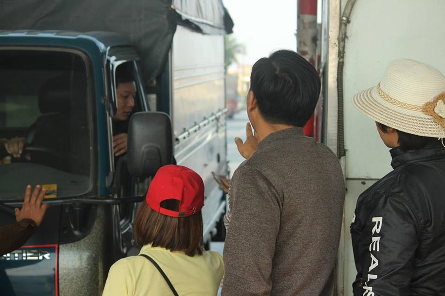 Hình ảnh tài xế đưa tiền cho nhân viên tại trạm BOT Bắc Thăng Long – Nội Bài vào chiều ngày 18/12 nhưng nhân viên không nhận do trạm đã xả.