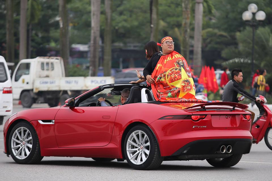 Ngoài đường, rất nhiều xe đã treo cờ tạo nên không khí rất náo nhiệt, mặc dù còn 6 tiếng nữa mới bắt đầu trận đấu.