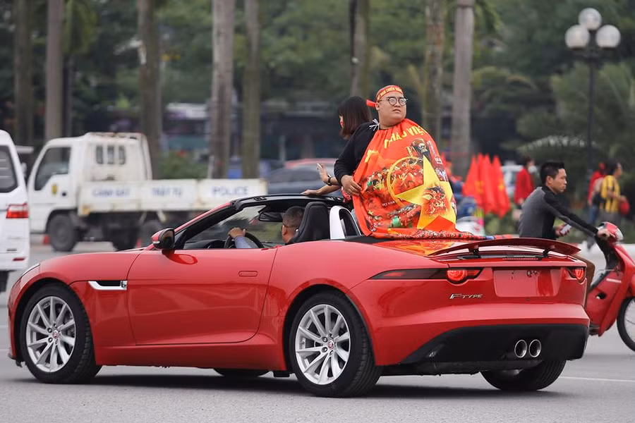 Ngoài đường, rất nhiều xe đã treo cờ tạo nên không khí rất náo nhiệt, mặc dù còn 6 tiếng nữa mới bắt đầu trận đấu.