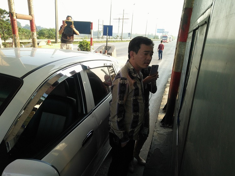 Nam tài xế phản ứng gay gắt với nữ nhân viên trạm BOT Bắc Thăng Long - Nội Bài. Nam tài xế phản ứng gay gắt với nữ nhân viên trạm BOT Bắc Thăng Long - Nội Bài.