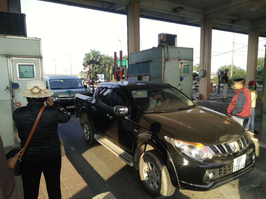 Nhiều ô tô di chuyển không phải trả phí khi qua trạm BOT Bắc Thăng Long – Nội Bài chiều nay do trạm này không thu phí. Nhiều ô tô di chuyển không phải trả phí khi qua trạm BOT Bắc Thăng Long – Nội Bài chiều nay do trạm này không thu phí.