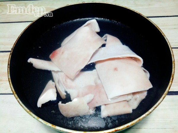 Mẹo kho da heo tóp mỡ chuẩn vị ngày xưa ngon ngất ngây, đưa cơm ngày lạnh ảnh 2 Da heo kho tóp mỡ giản dị mà trôi cơm đến không ngờ