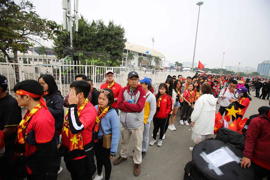 Từ hơn 13h hôm nay, đội CĐV từ TP.HCM này đã xếp hàng để nhận vé vào sân cổ vũ đội tuyển Việt Nam.