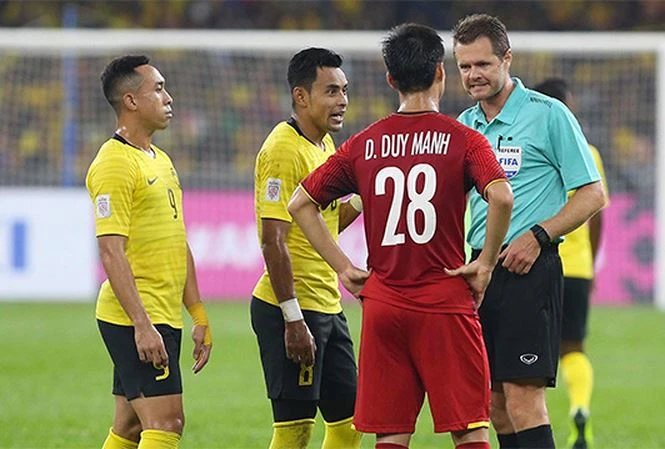 "Duyên nợ" trọng tài chung kết lượt đi AFF Cup với tuyển Việt Nam