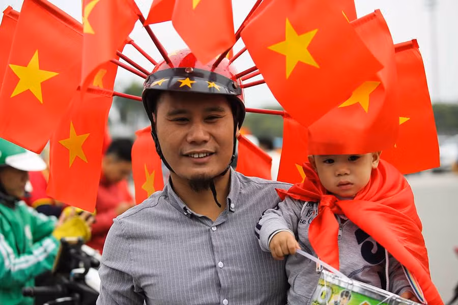 Nhiều em nhỏ được bố mẹ đưa đến SVĐ Mỹ Đình để hòa chung không khí dân tộc ngày hôm nay.