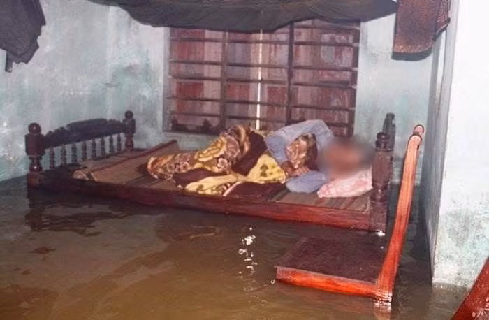 Ngập mấp mé giường ngủ, cụ bà 80 tuổi rơi xuống nước tử vong-1