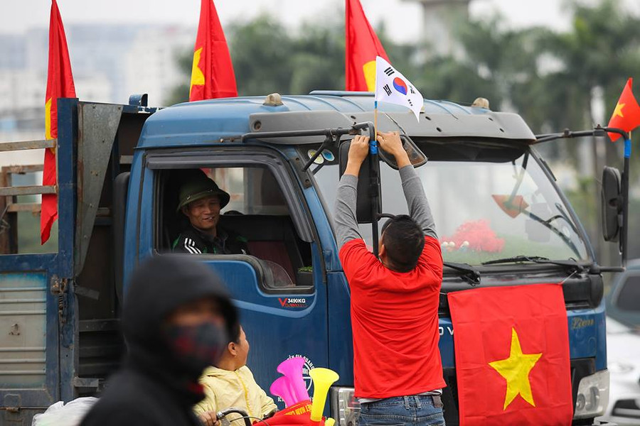 Cờ Việt - Hàn được CĐV treo lên để cổ vũ tinh thần cho đội tuyển và như một lời cảm ơn đến với HLV Park Hang-Seo.