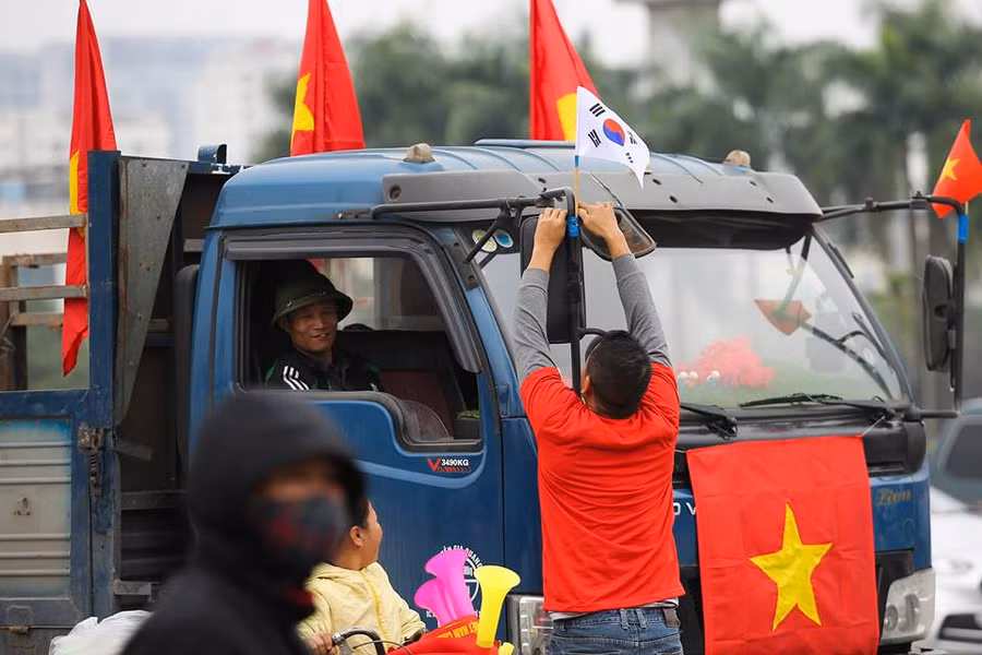 Cờ Việt - Hàn được CĐV treo lên để cổ vũ tinh thần cho đội tuyển và như một lời cảm ơn đến với HLV Park Hang-Seo.