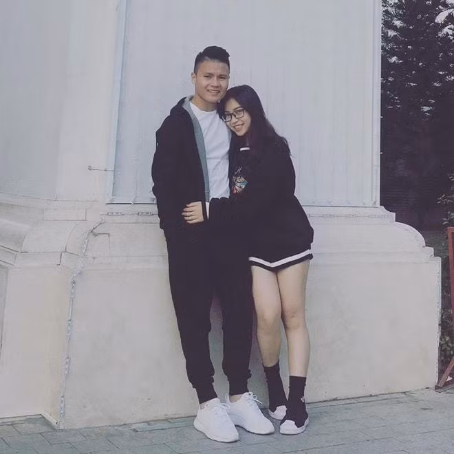 Quang Hải và thời trang đồ đôi giản dị cùng bạn gái hot girl
