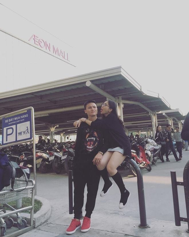 Quang Hải và thời trang đồ đôi giản dị cùng bạn gái hot girl Quang Hải và thời trang đồ đôi giản dị cùng bạn gái hot girl