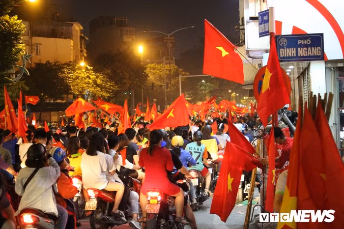 Dòng người đổ về tuyến phố trung tâm của Hà Nội để mừng chiến thắng của tuyển Việt Nam.