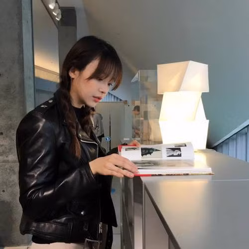  Tôi sững người khi thấy chị chồng đang lén lút nhìn ngó rồi lục ví tôi rút đi tờ 200 nghìn. (Ảnh minh họa) 