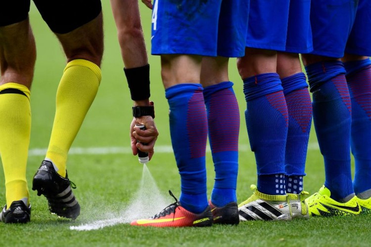 Bình xịt kì lạ đằng sau lưng quần các trọng tài tại AFF Cup 2018 dùng để làm gì? ảnh 2 Bình xịt kì lạ đằng sau lưng quần các trọng tài tại AFF Cup 2018 dùng để làm gì?