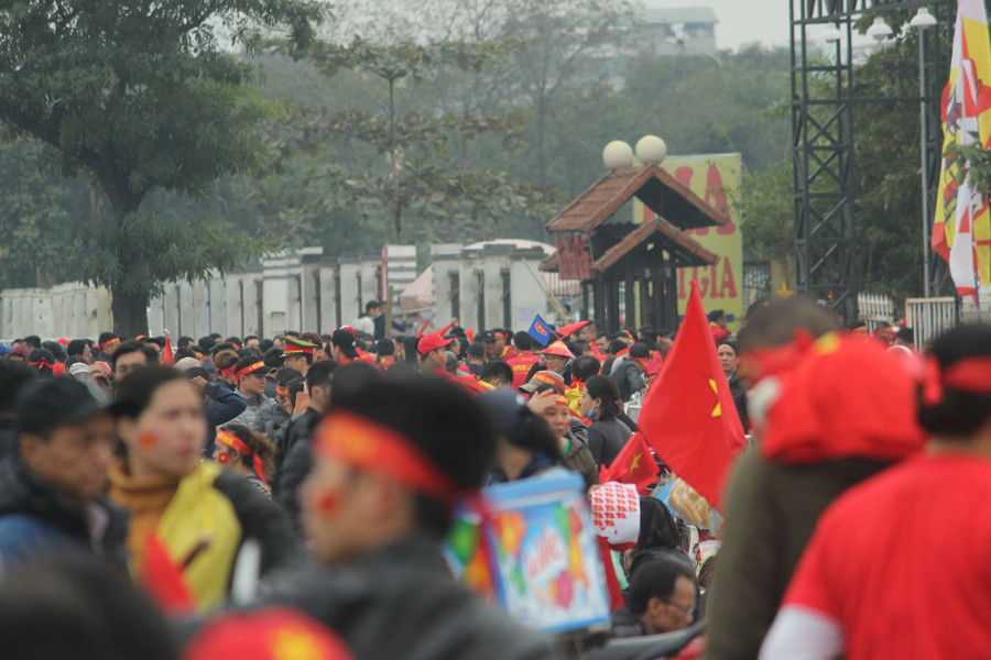 Hàng nghìn người hâm mộ từ khắp nơi đang hướng về SVĐ Mỹ Đình, hứa hẹn một trận đấu nhiều cảm xúc bùng nổ.