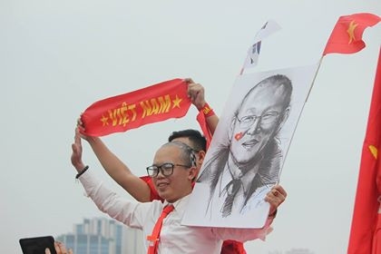 Hình ảnh HLV Park Hang-Seo được rước trang trọng theo đoàn CĐV.