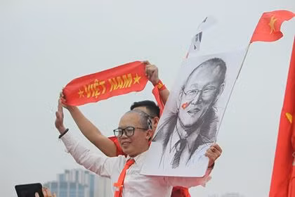 Hình ảnh HLV Park Hang-Seo được rước trang trọng theo đoàn CĐV.