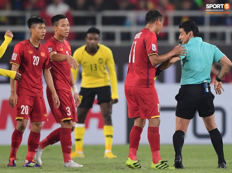 Bình xịt kì lạ đằng sau lưng quần các trọng tài tại AFF Cup 2018 dùng để làm gì? ảnh 1 Trọng tài AFF Cup và những bình xịt đằng sau lưng quần. (Ảnh: Sport5)