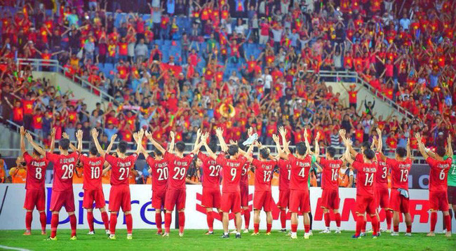 Bài học ý nghĩa bố mẹ có thể dạy con từ đội tuyển bóng đá Việt Nam - Ảnh 1.