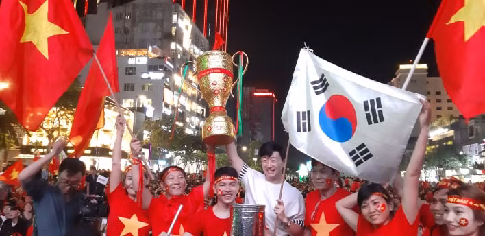 Cờ Việt Nam, cờ Hàn Quốc và cúp vàng được giương cao tại phố đi bộ Nguyễn Huệ, TP Hồ Chí Minh. Ảnh: Mạnh Linh/Báo Tin tức.