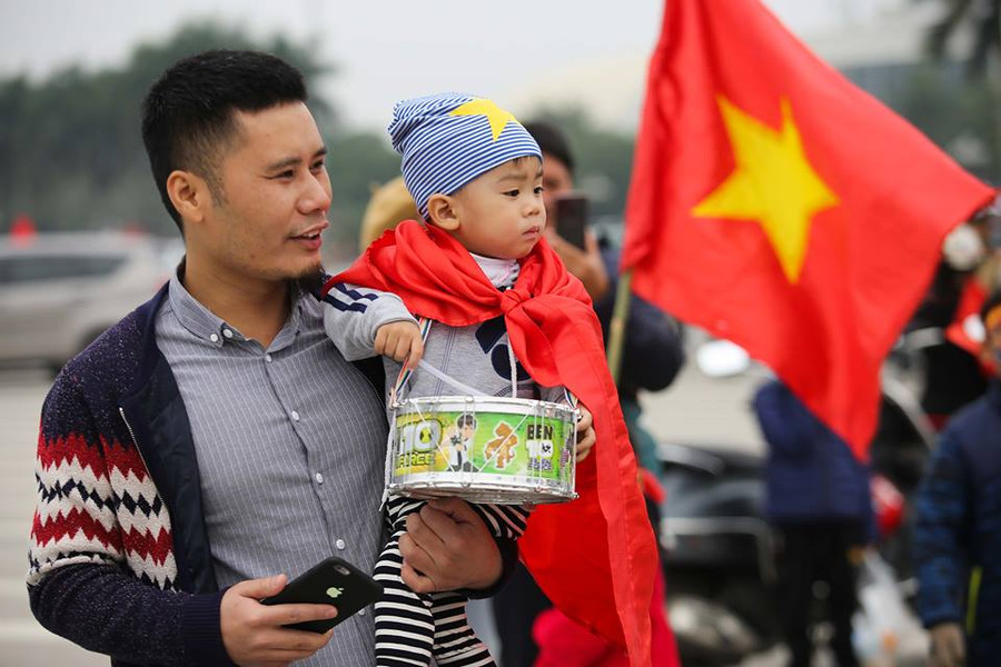 CĐV từ khắp nơi đang hướng về sân Mỹ Đình bất chấp thời tiết Hà Nội đang rét, lạnh.