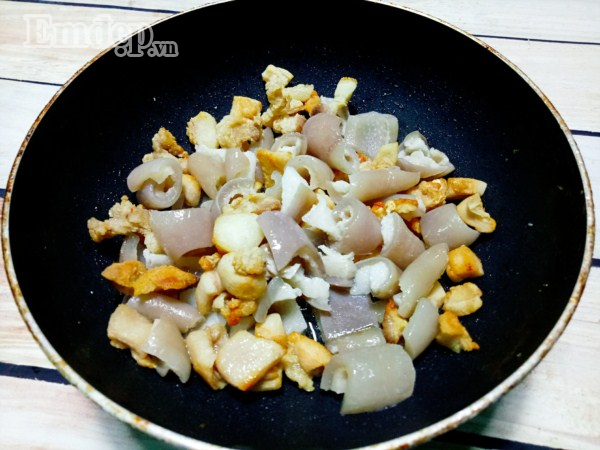 Mẹo kho da heo tóp mỡ chuẩn vị ngày xưa ngon ngất ngây, đưa cơm ngày lạnh ảnh 6 Da heo kho tóp mỡ giản dị mà trôi cơm đến không ngờ