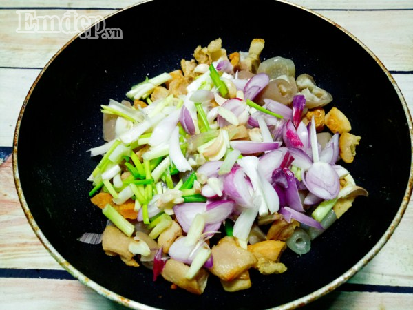 Mẹo kho da heo tóp mỡ chuẩn vị ngày xưa ngon ngất ngây, đưa cơm ngày lạnh ảnh 7 Da heo kho tóp mỡ giản dị mà trôi cơm đến không ngờ