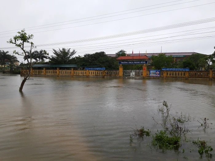 Huế: Nhiều trường vẫn bị nước lũ “bủa vây”, HS có thể nghỉ học hết tuần này