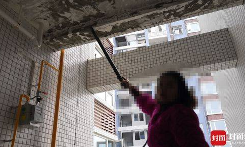 Phần trần ở ban công nhà chị Zhang cũng lở ra khi chỉ cần chọc nhẹ. Ảnh: Wenxuecity.