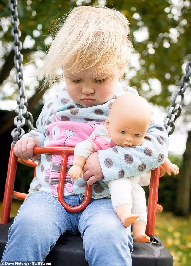 Chụp ảnh con trên xích đu, bố về nhà nhìn thì rùng mình vì dấu hiệu con sắp qua đời 