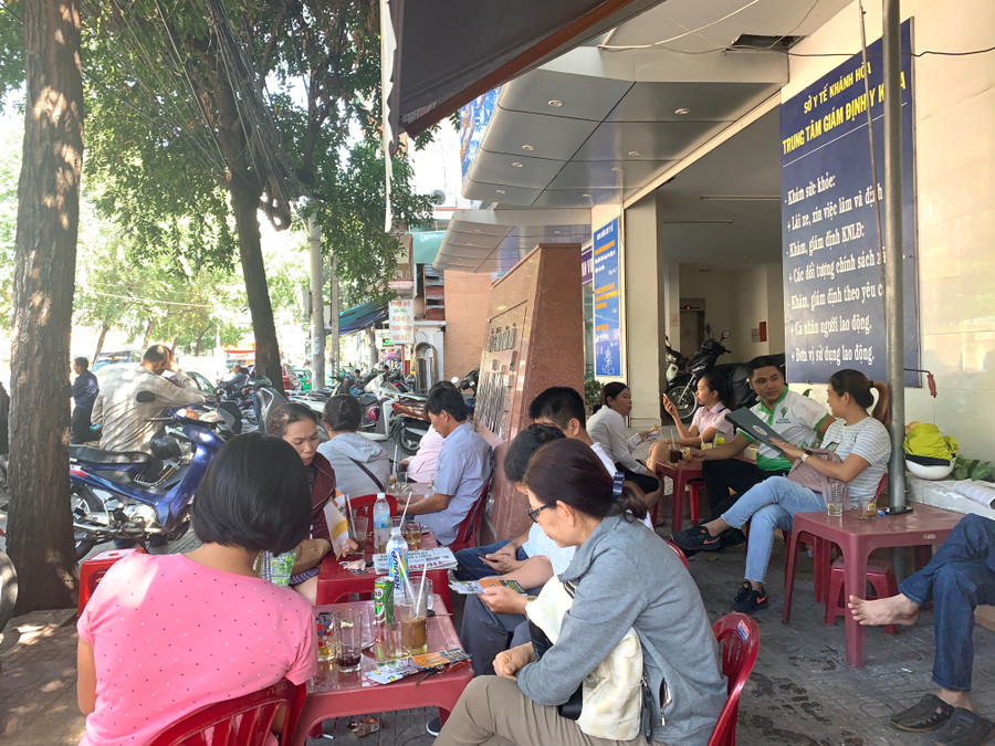 Không khí bàn luận về kỳ thi vẫn sôi nổi. Không khí bàn luận về kỳ thi vẫn sôi nổi.