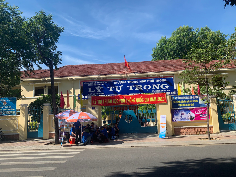 Các thí sinh đang hoàn thành bữa thi cuối cùng kỳ thi THPT quốc gia 2019. Các thí sinh đang hoàn thành bữa thi cuối cùng kỳ thi THPT quốc gia 2019.