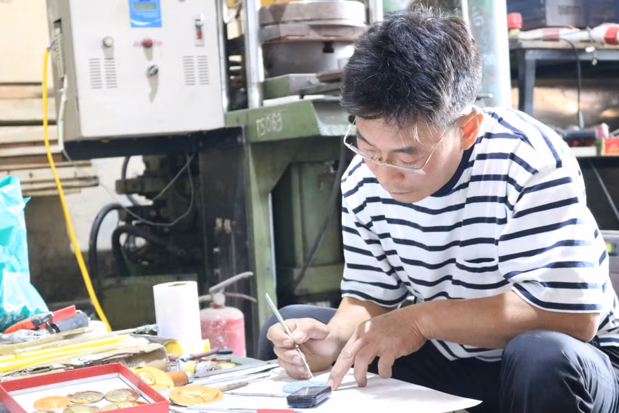 Mỗi tấm HCV đều được anh Vũ căn chỉnh chính xác tỉ lệ