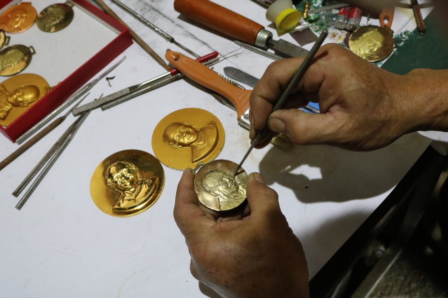 Tấm HCV phải được mài dũa sao cho thật sắc nét