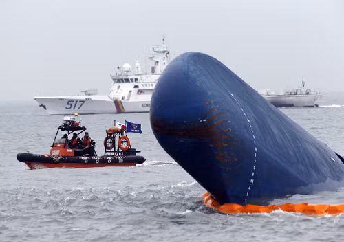 Lực lượng cứu hộ tiếp cận phà Sewol sáng nay.