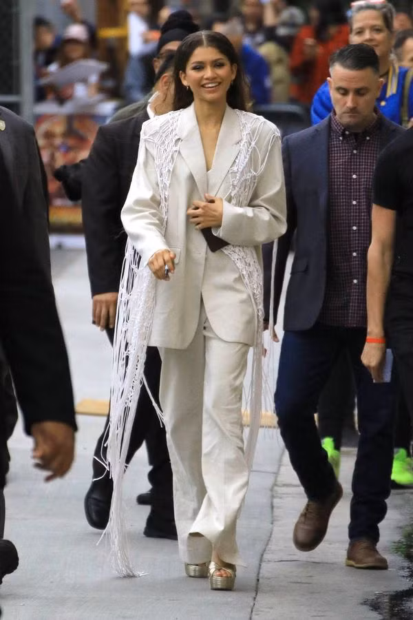 10 phong cách thời trang những năm 70 đang ‘hung hãn’ tấn công Kpop năm 2019 ảnh 16