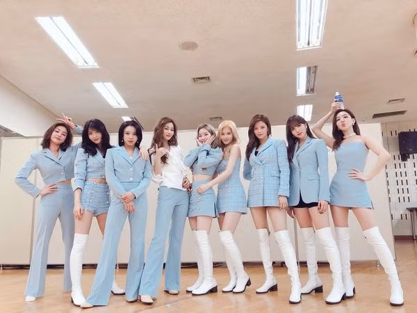 10 phong cách thời trang những năm 70 đang ‘hung hãn’ tấn công Kpop năm 2019 ảnh 28